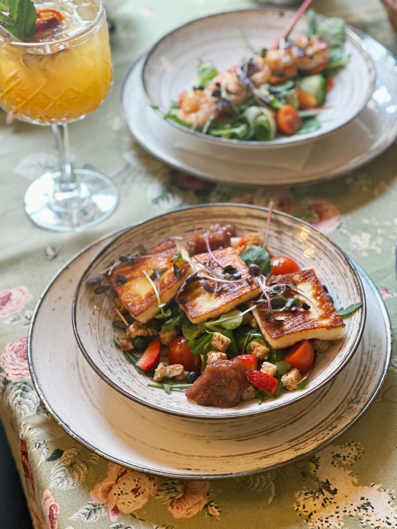 Praetud halloumi salat marjade ja pähklitega