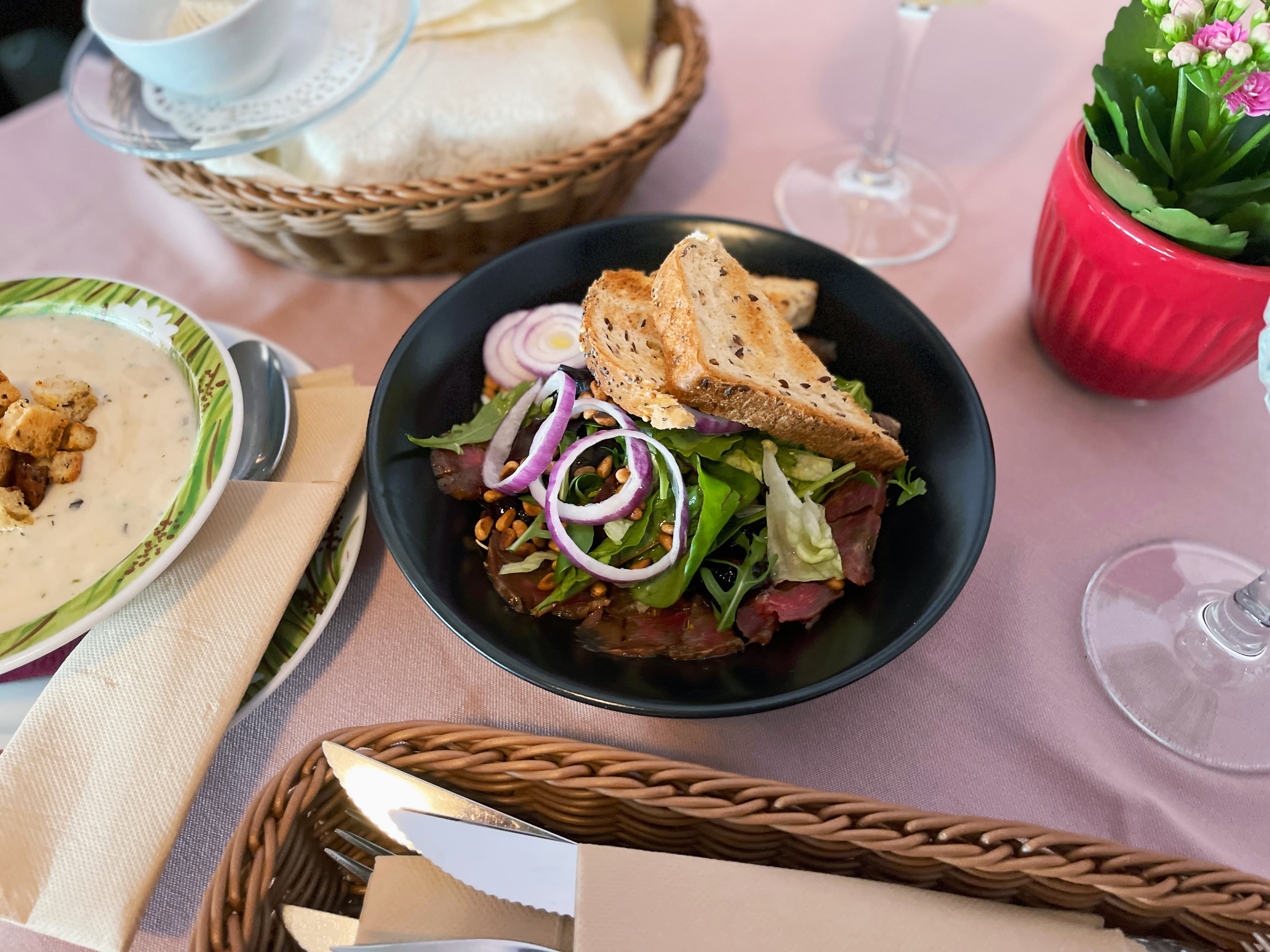 Veisefilee salat röstsaia, sibula ja idudega